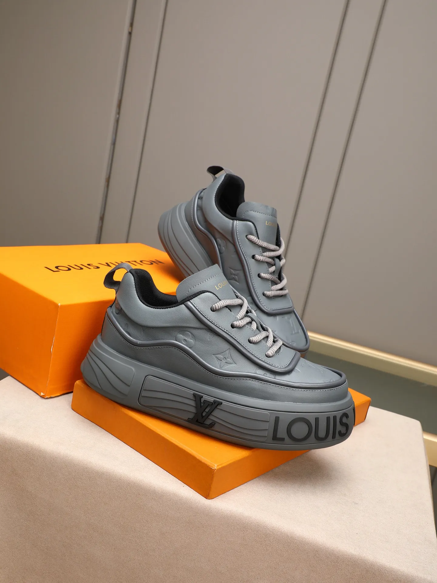 Men's men's shoes 💰560 LV are fashionable and fashionable, and the uppers are made of imported cowhide embossing! Super trendy design! It’s eye-catching! The leather is soft, delicate, shiny and translucent, showing the ultimate in pure handcraftsmanship, and the mesh is soft, comfortable and breathable! Size: 39-44 (38 45 customized)
